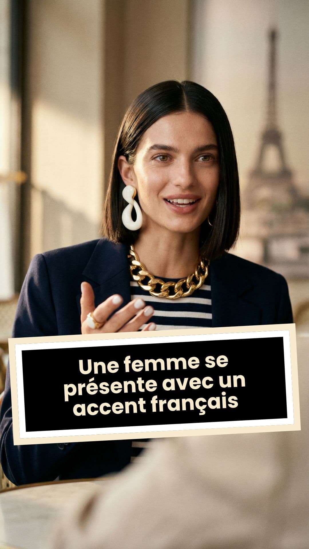 Une femme se présente avec un accent français