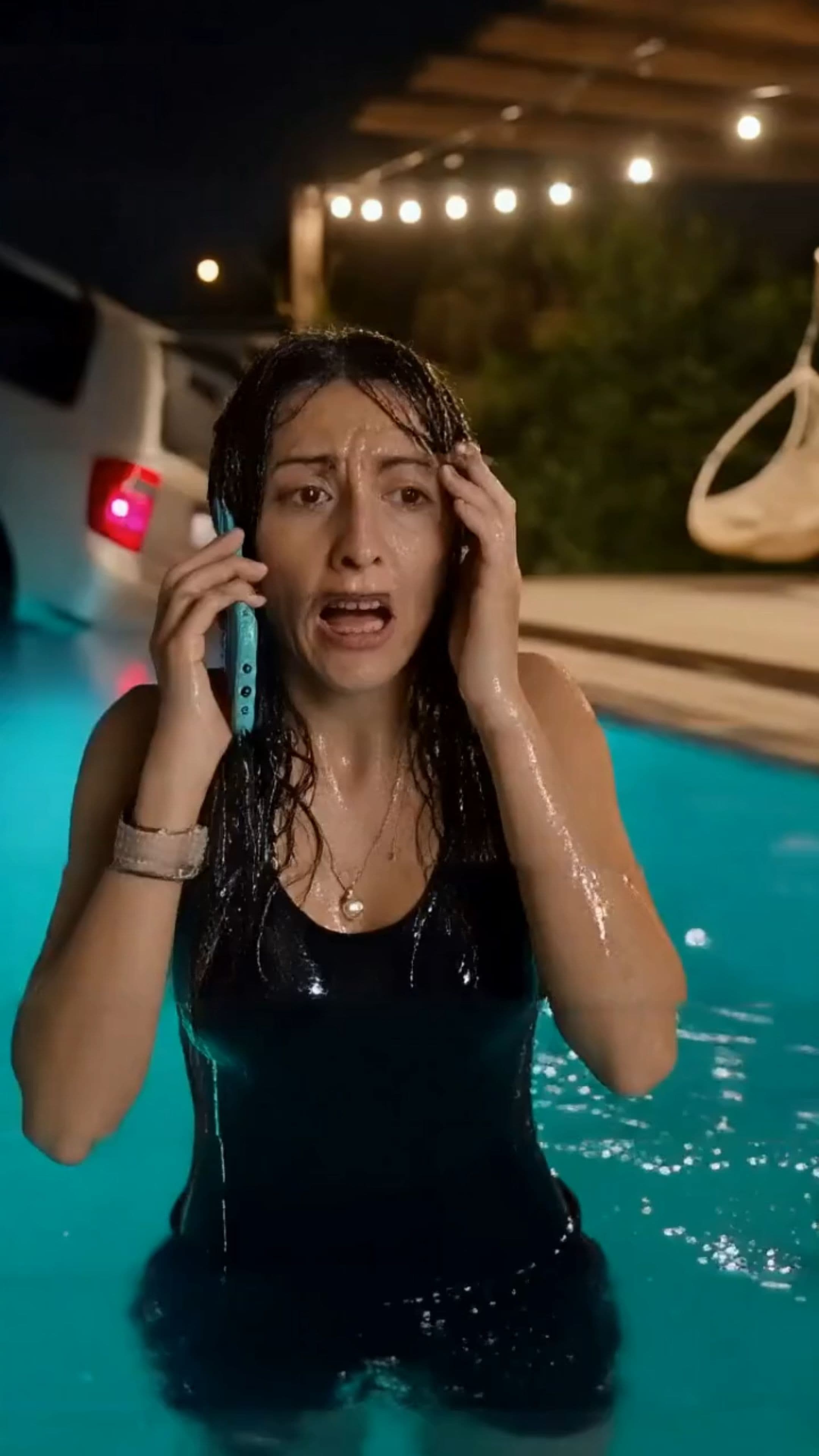 Νερό στο καρμπιρατέρ, αυτοκίνητο στην πισίνα