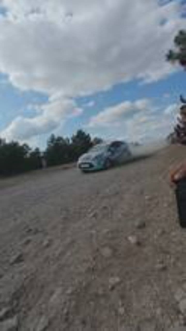 Танцы в неоновую ночь