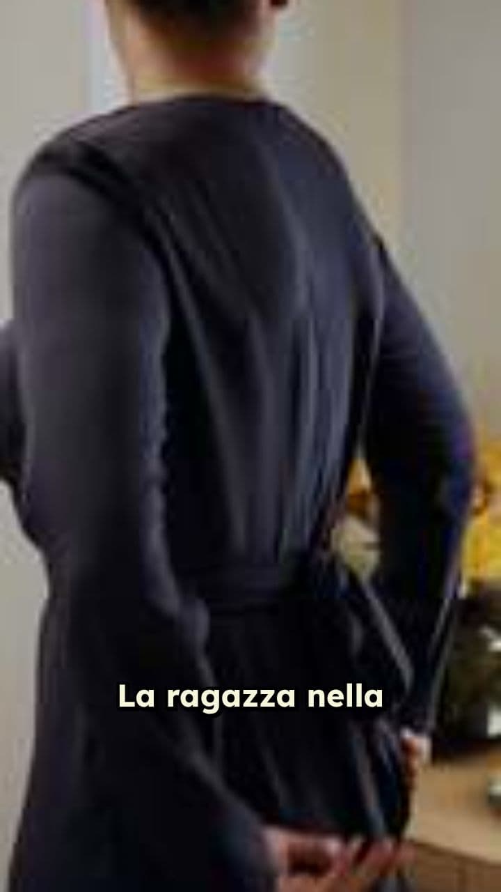 La ragazza si spoglia in piedi