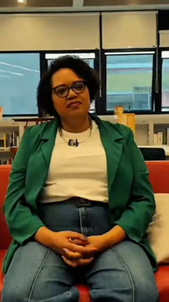 Fui para a praia sozinha com 9 anos e minha mãe recebia notícias pela rádio