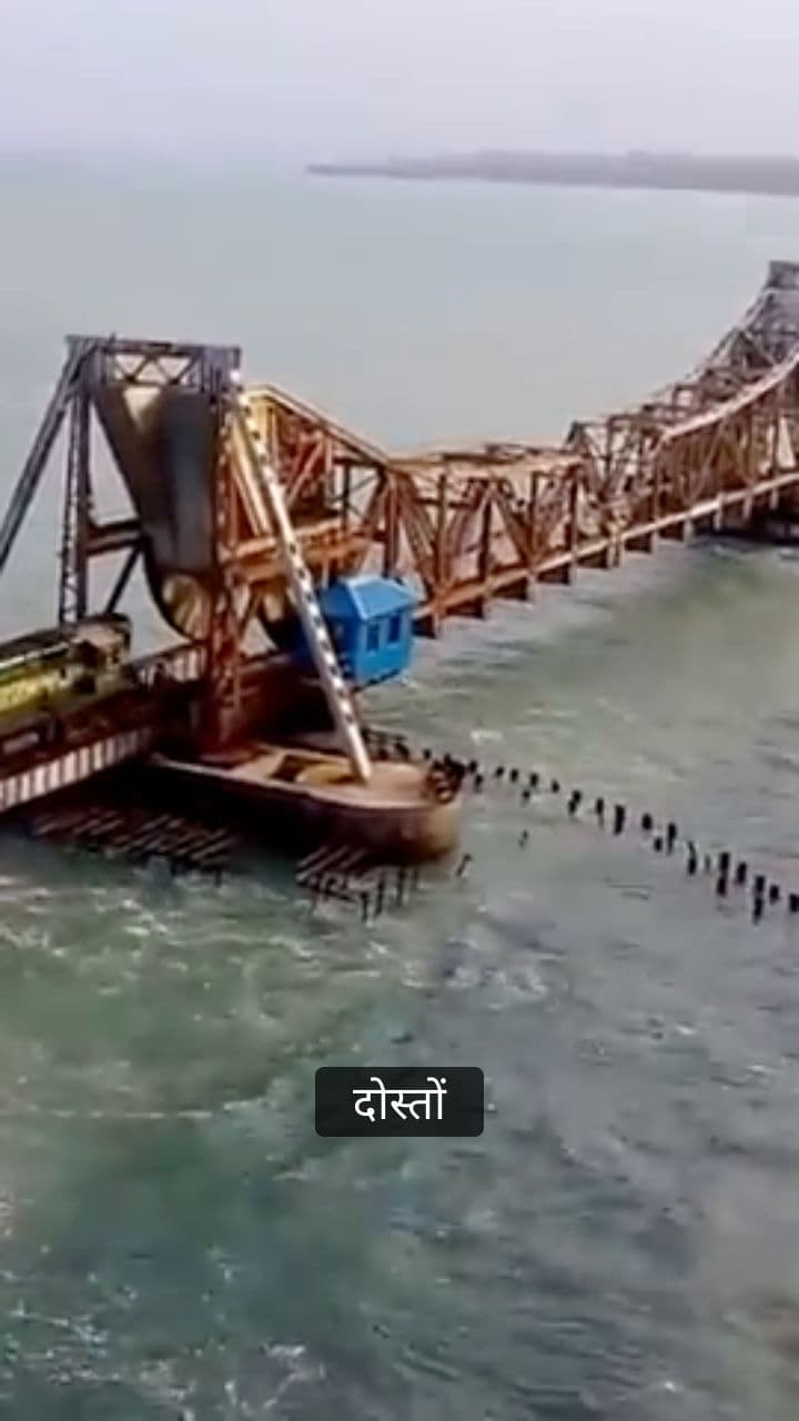 रेलवे ट्रैक जो बाजार के बीच से गुजरता है