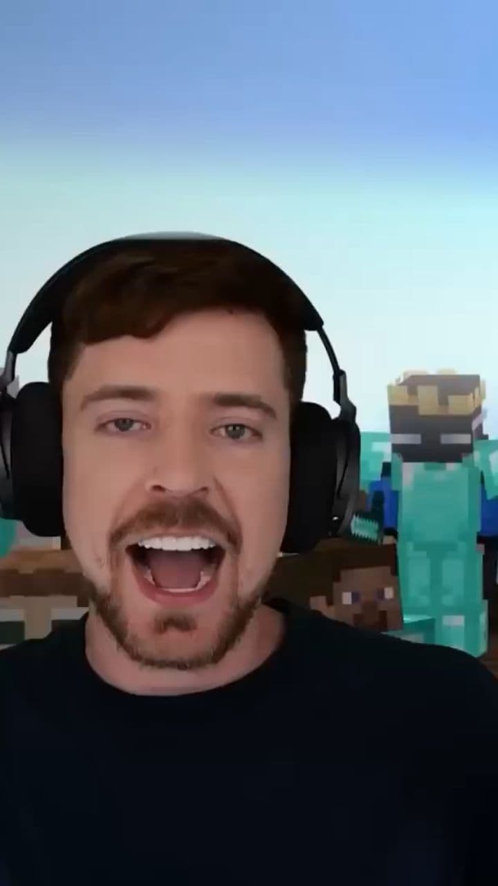 100 YouTubers vs The Deadliest Minecraft Player