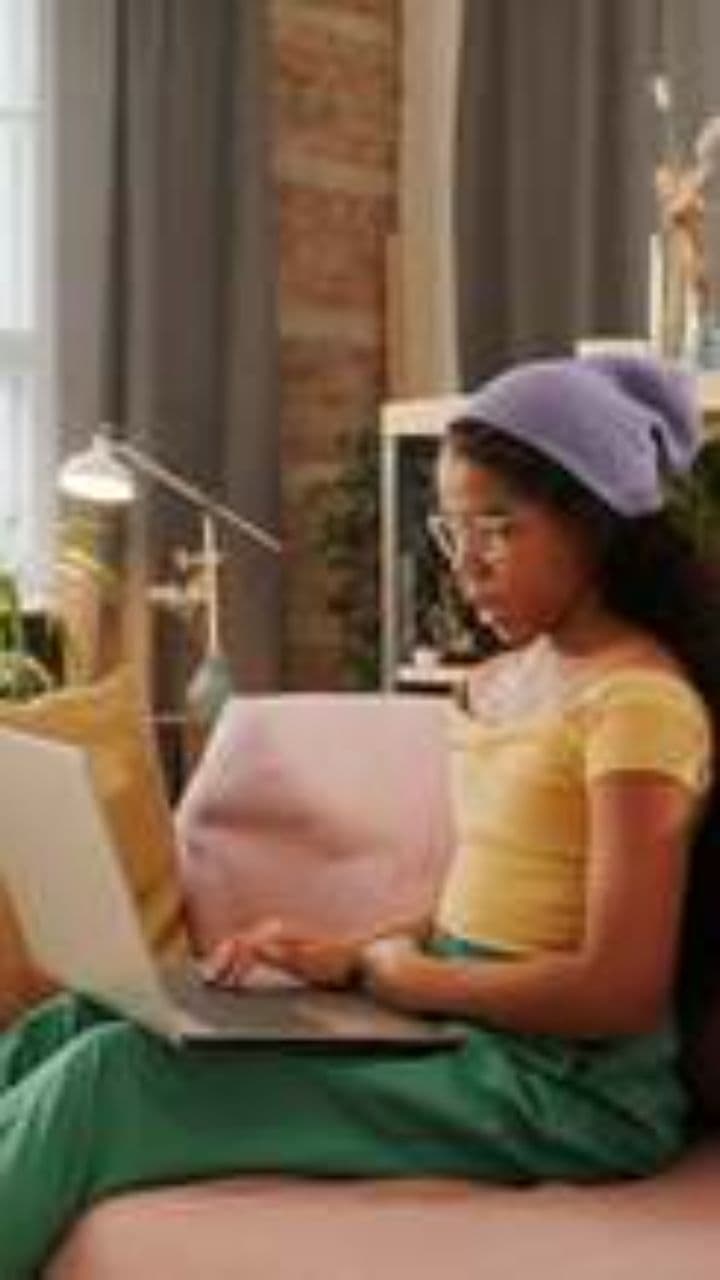 Un Mantra Extraño y una Voz Metálica