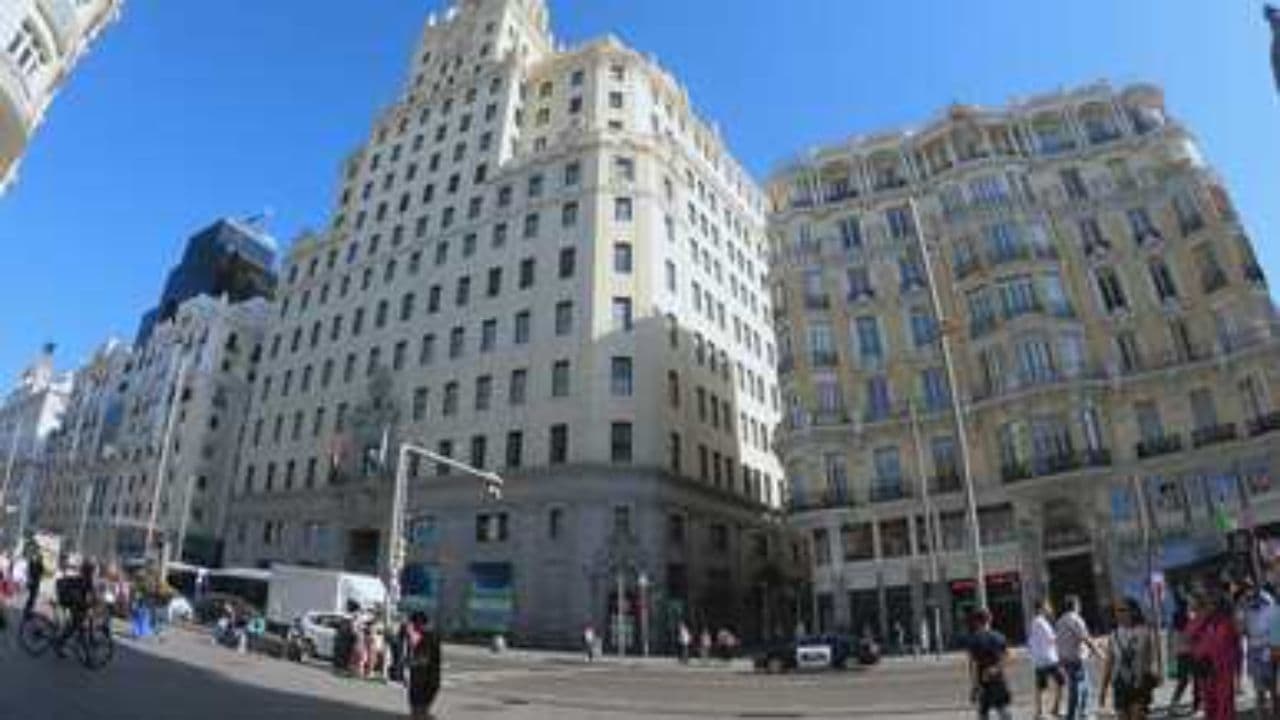 2025 Aston Martin Vanquish: V12 Reborn