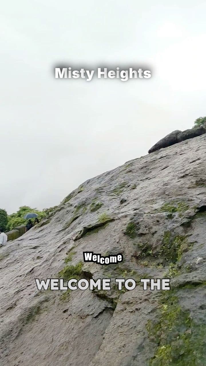 दुनिया के किनारे की धुंधभरी घाटी