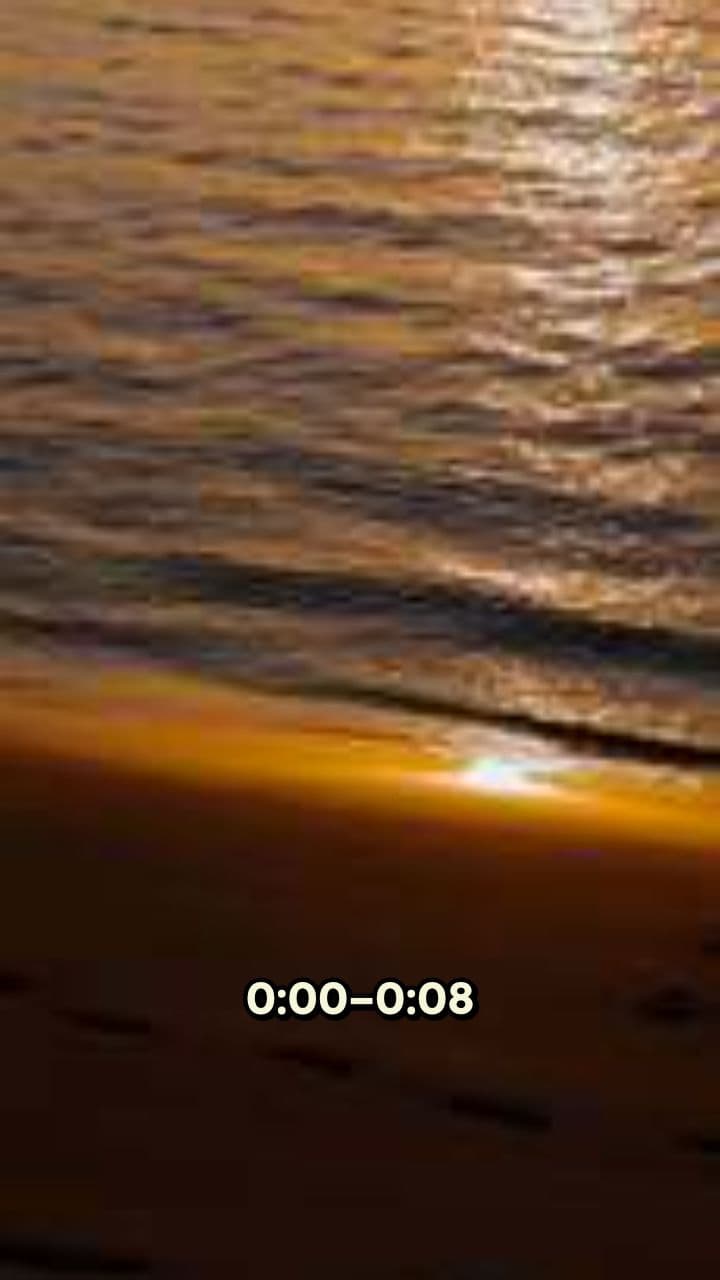 Pôr do sol com pagode na praia