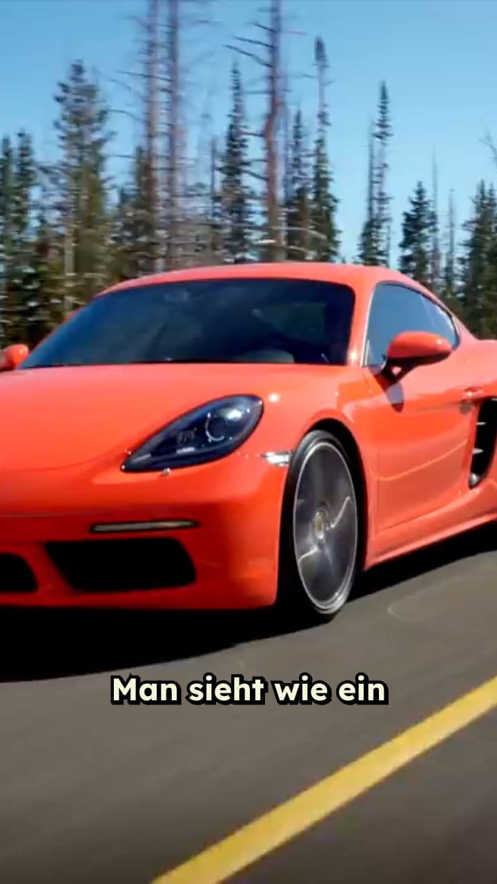 Porsche fährt bergab im Regen