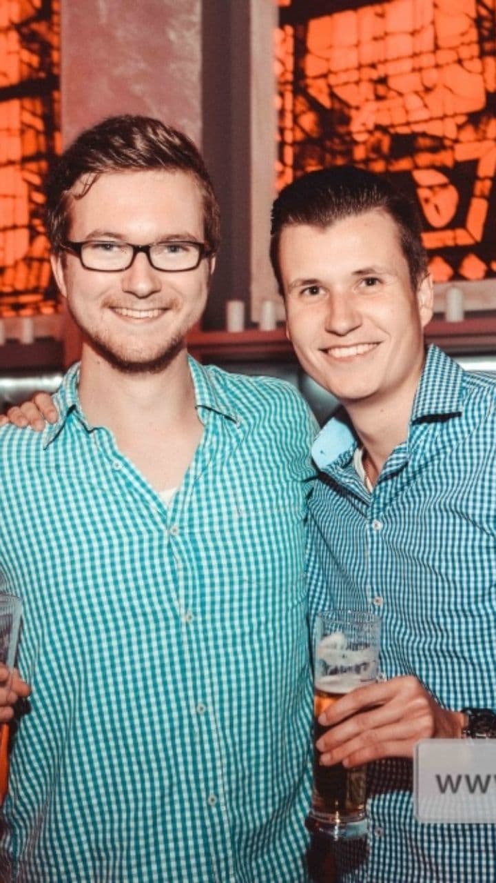 Magische Drachen aus Papierfliegern