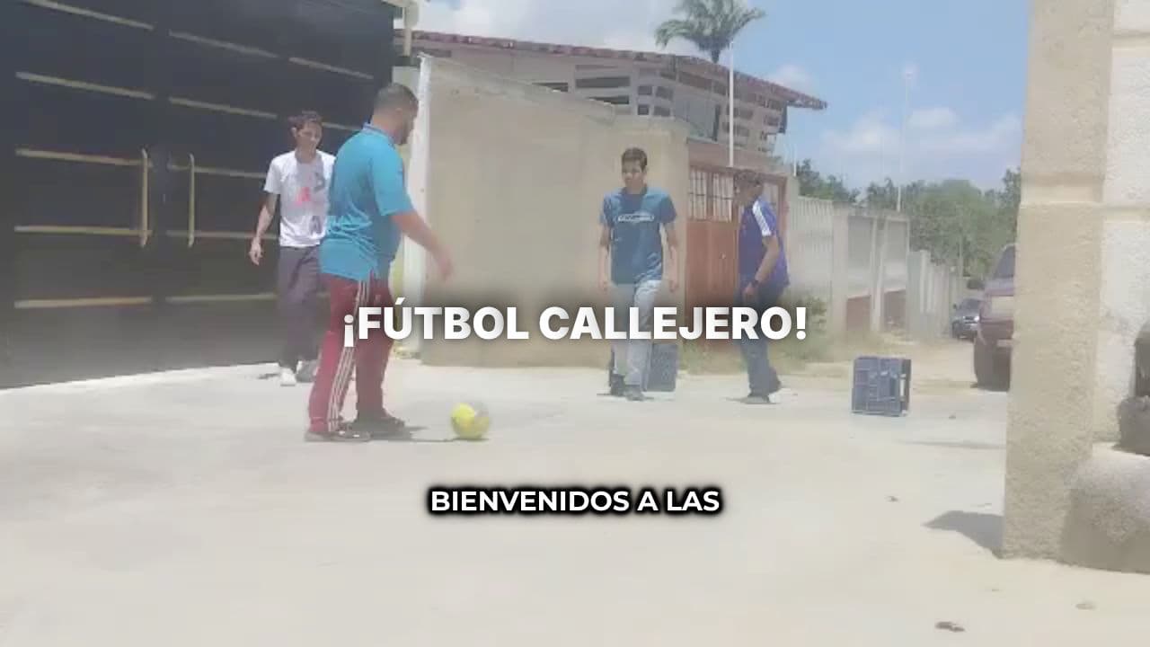 Partido intenso en callejón estrecho