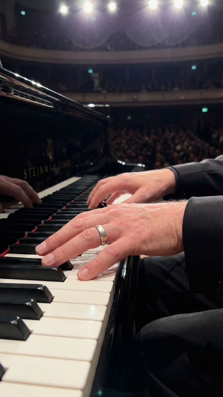 Concert vibrant cu lumini intense