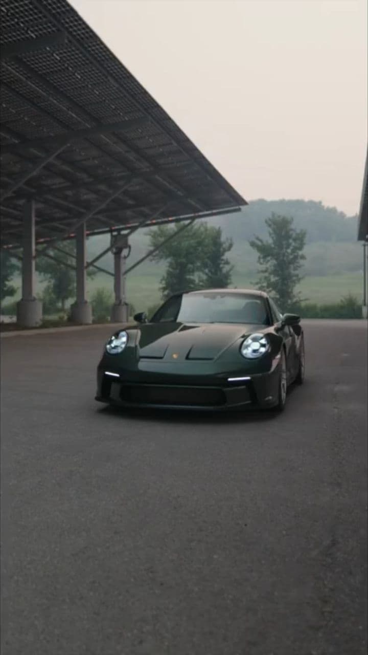 Porsche fährt bei Regen den Berg hinunter