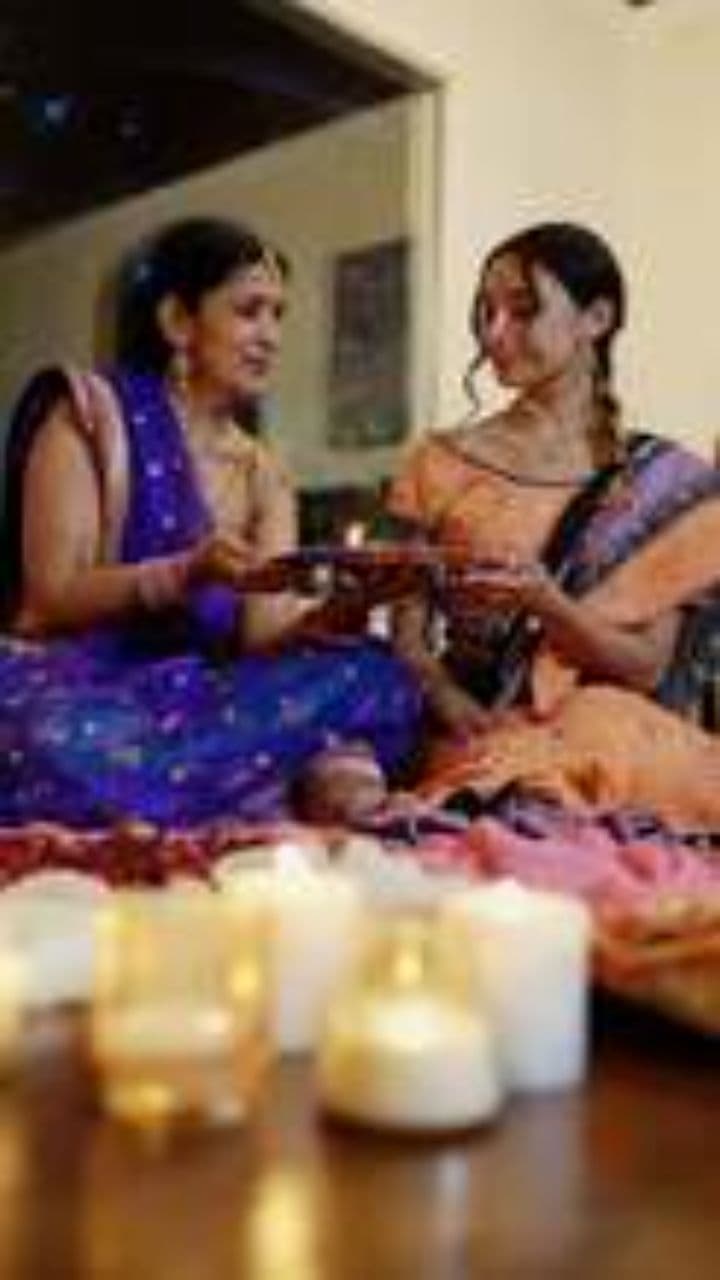 देवघरात पूजा करणारी स्त्री