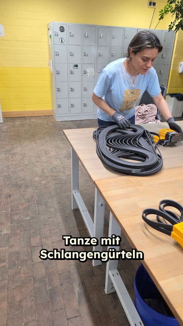 Hypnotische Show mit Schlangengürteln