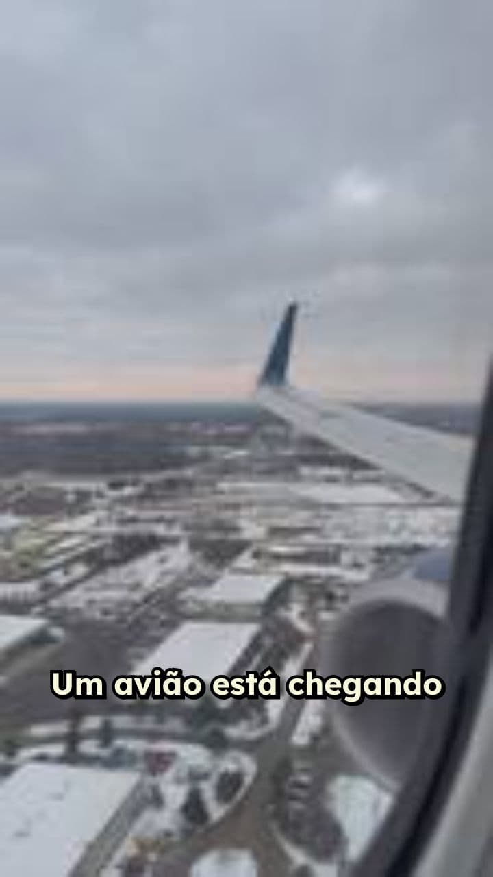 Avião cai e explode no aeroporto