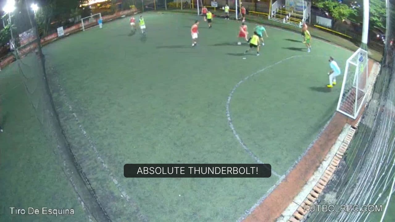 Acción intensa en el partido de fútbol