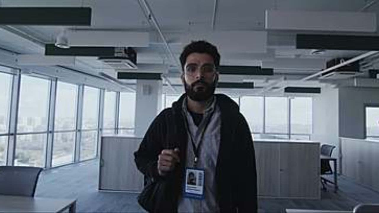 Un bacio nel cortile scolastico