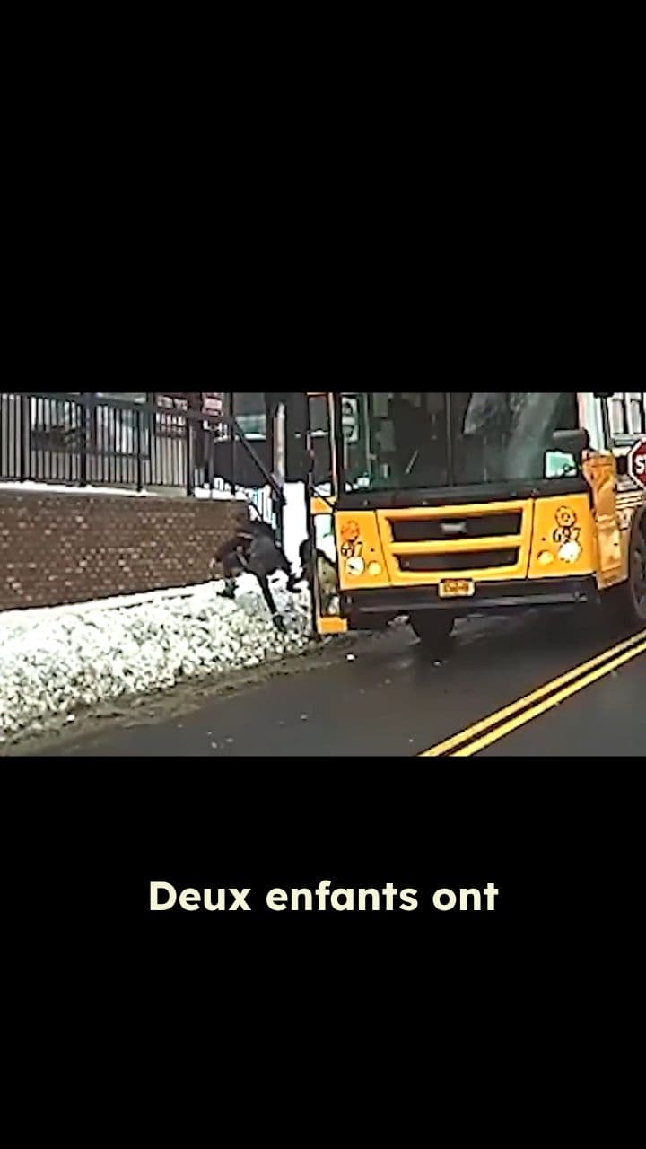 Un chauffeur aide des enfants bloqués par la neige