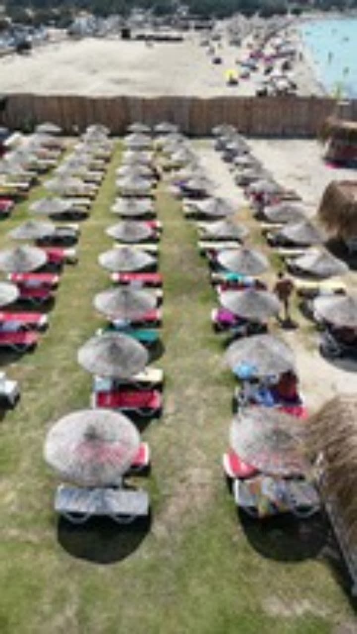 टेंट हाउस की लाल कुर्सियों का रहस्य