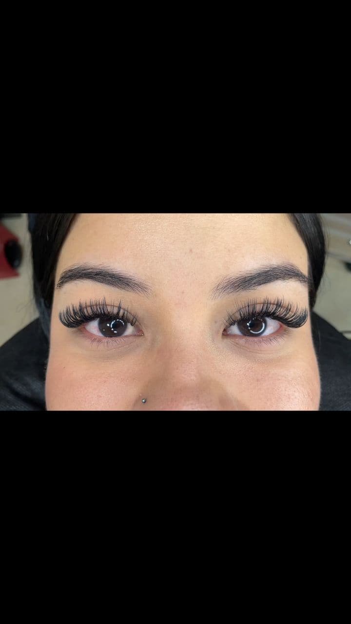 Sombreado temporal de cejas con henna