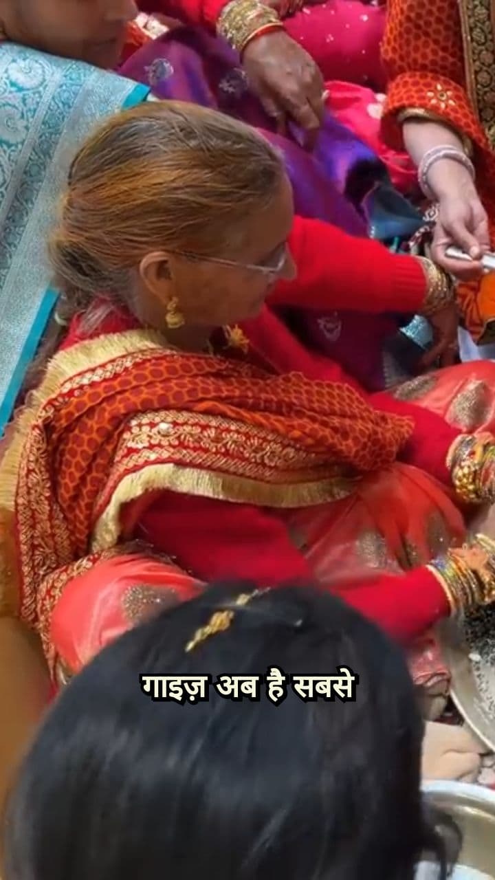 दूल्हे ने मिट्टी से बनाए अपने सास-ससुर!