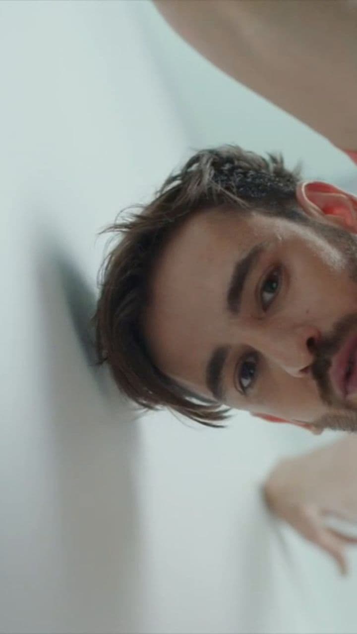 Асана "Растяжка" с опорой на стену