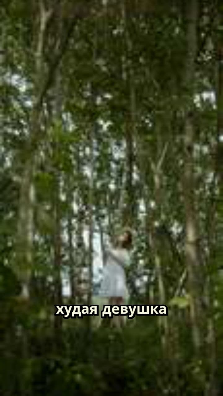 Диско-стиль: девушка в белом костюме