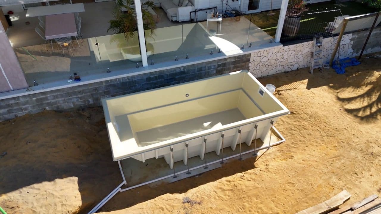 Self-Supporting Pool Structure
