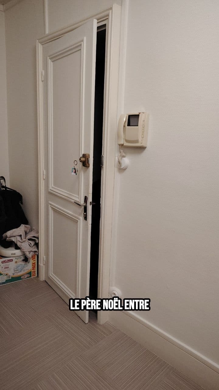 Le père Noël dépose les cadeaux