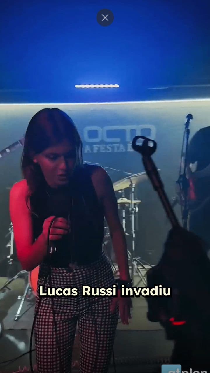 Lucas Russi prega peça no palco