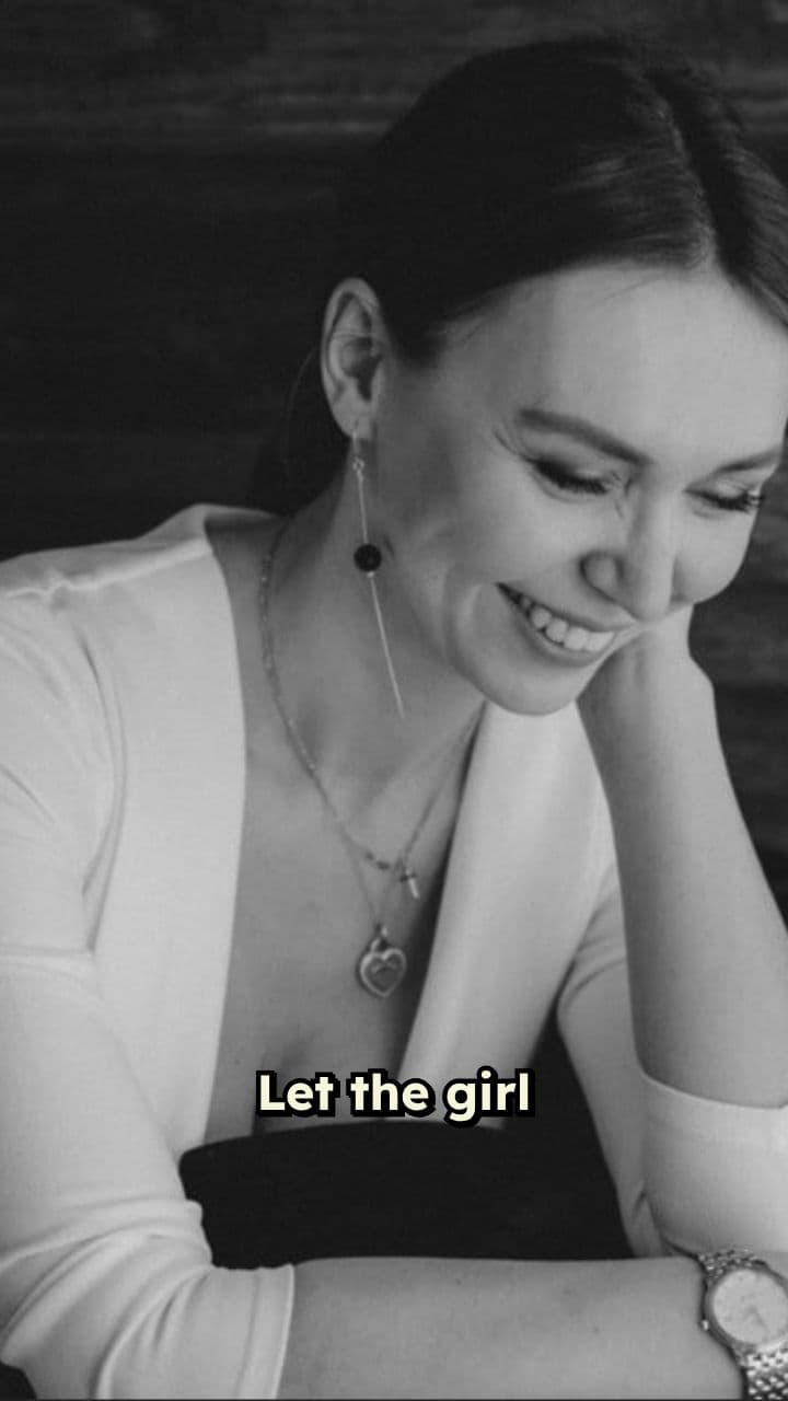 Девушка снимает верхнюю одежду