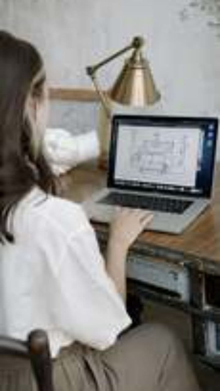 Freelance Graphic Designer & Voiceover Artist