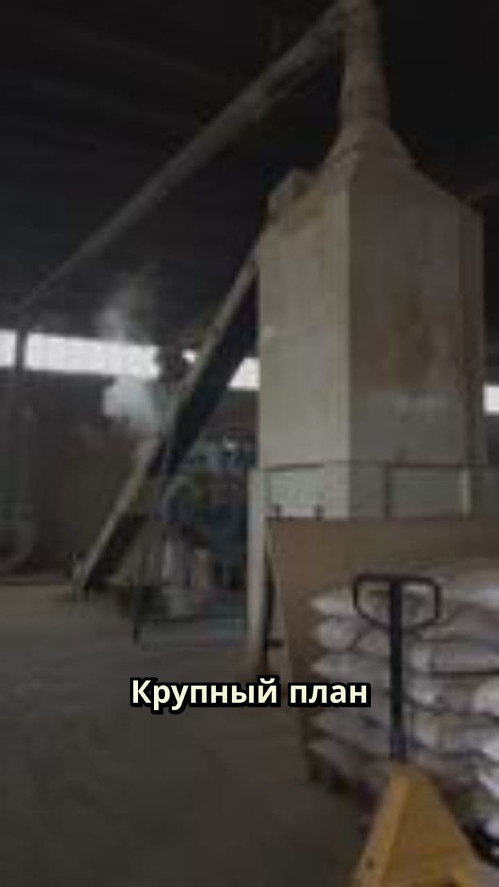 Курилка на фоне хаоса