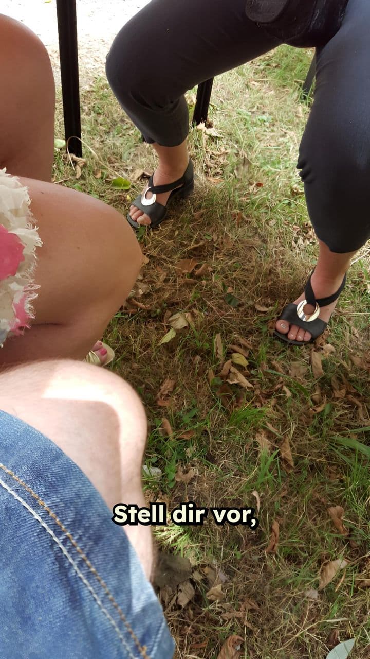 Bunte Sneaker, Herbstblätter und Kreativität