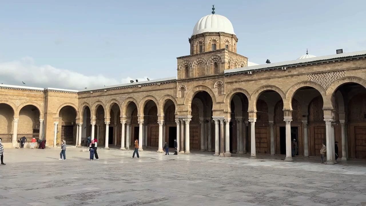 Un bacio nel cortile della scuola