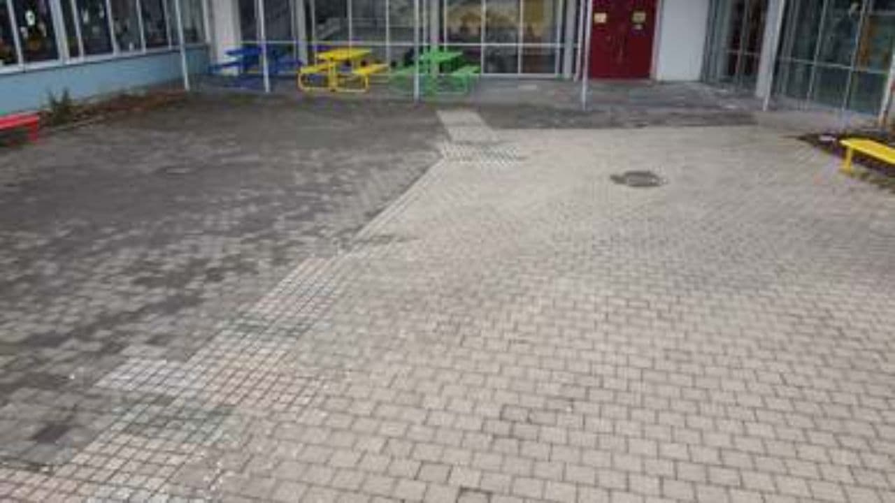 Incontro nel cortile di scuola