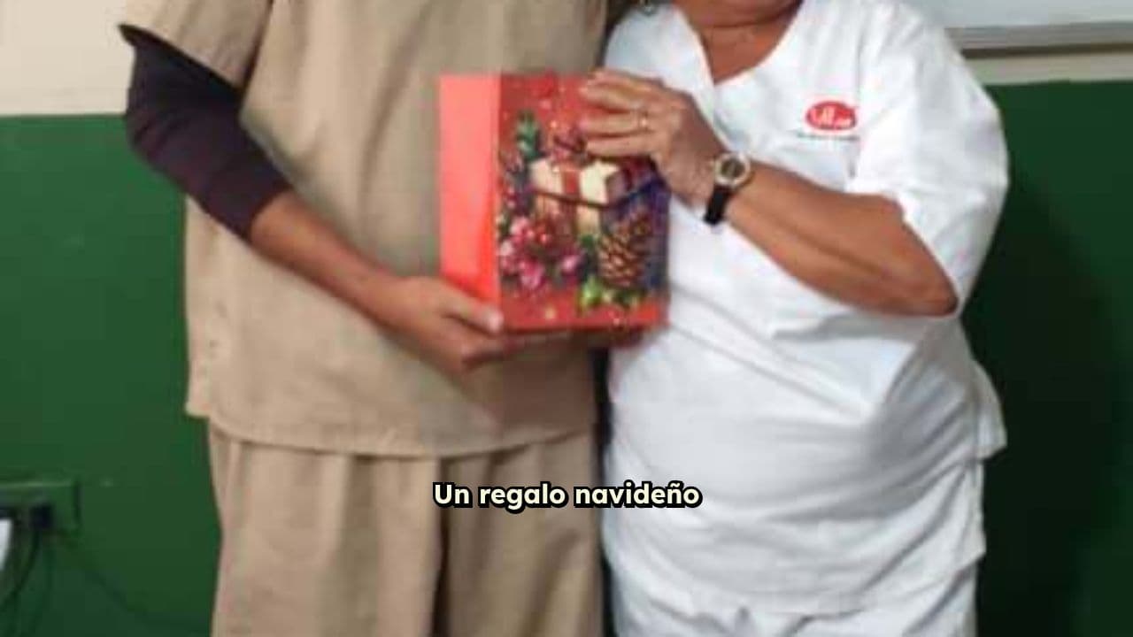 Reencuentro navideño de soldado y madre