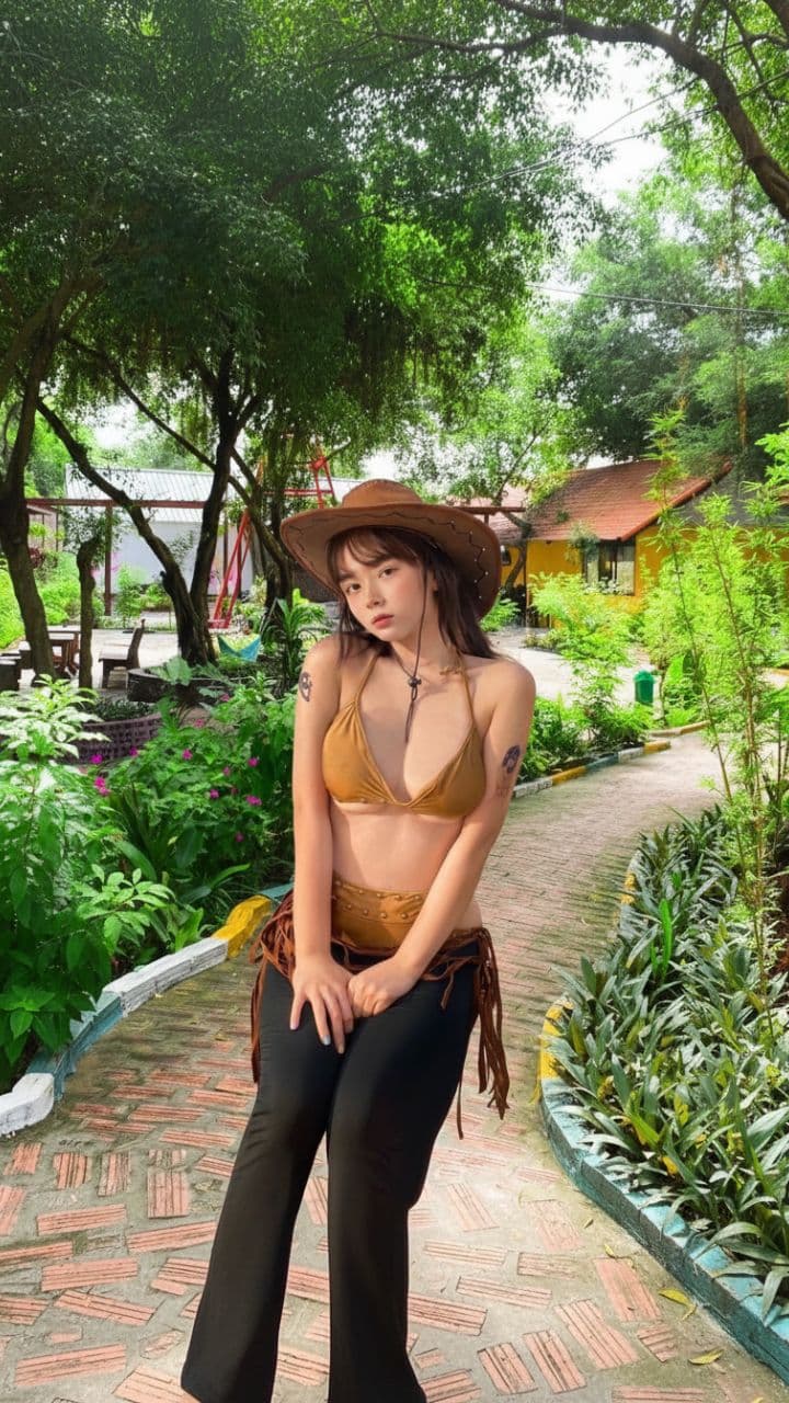 Mimi In The Tropical Garden