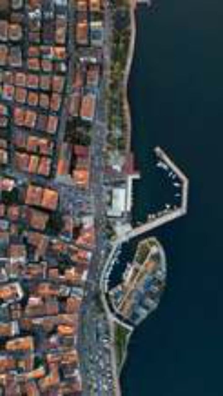 Chill House Vibes: Urban Nightscape