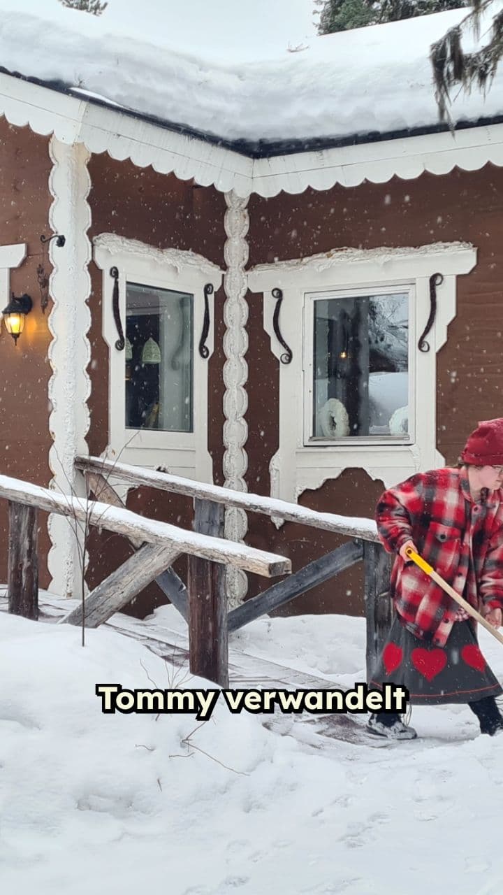 Tommy feiert den Schnee wie Magie