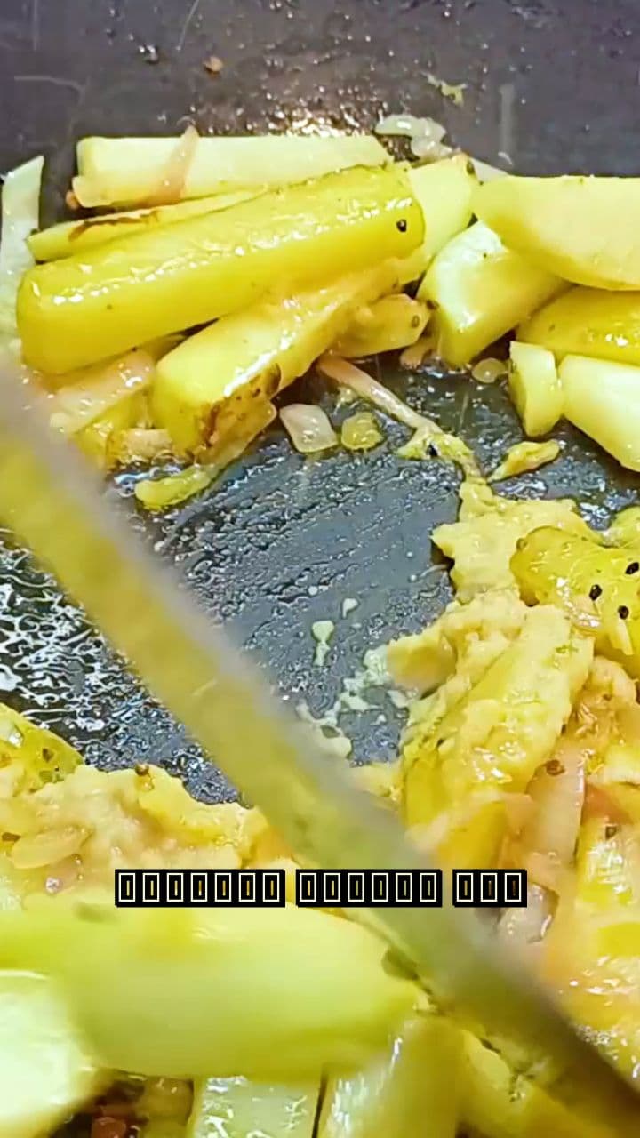 মাছ ভাজার আগে তেলে নুন দেন?