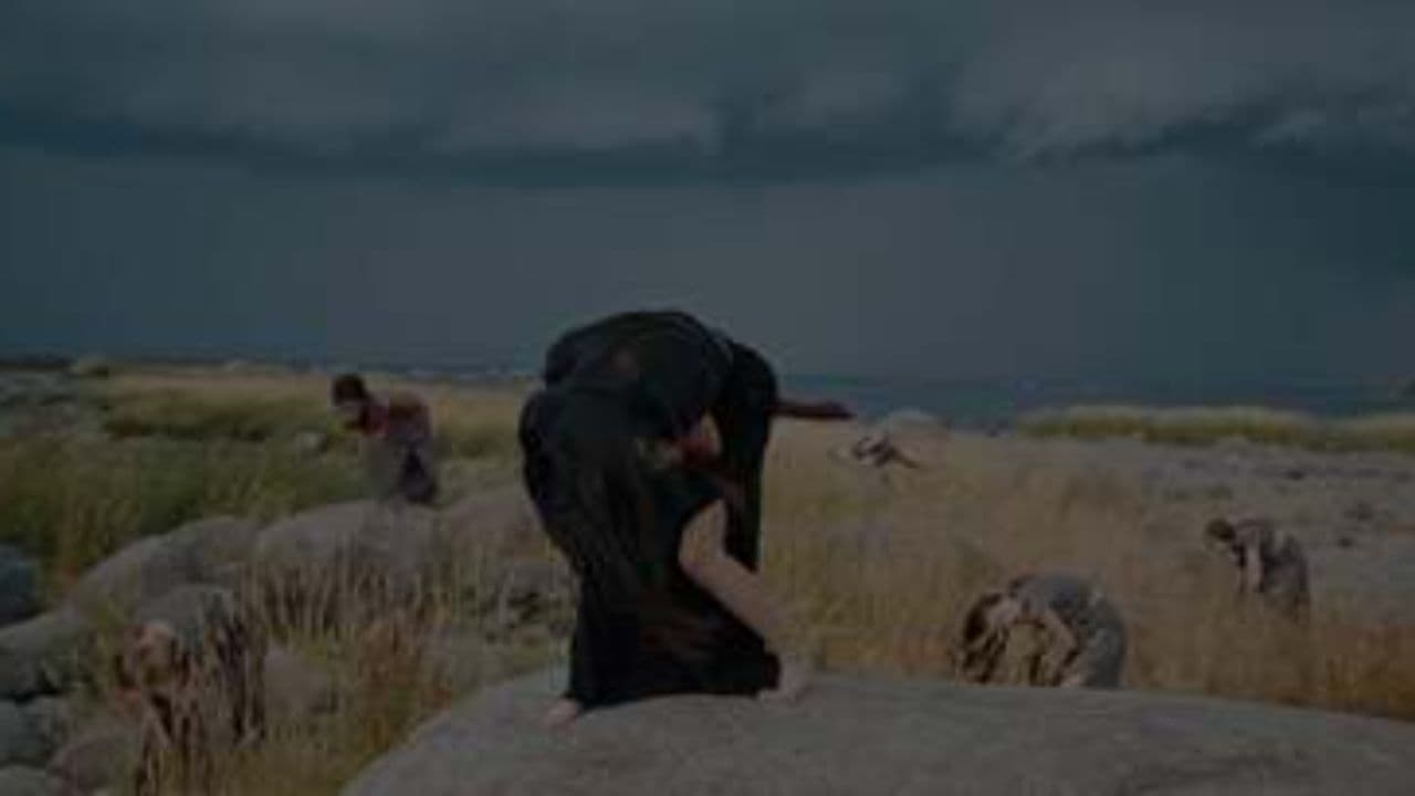 ლამაზი გოგო ზღვაზე ცეკვავს