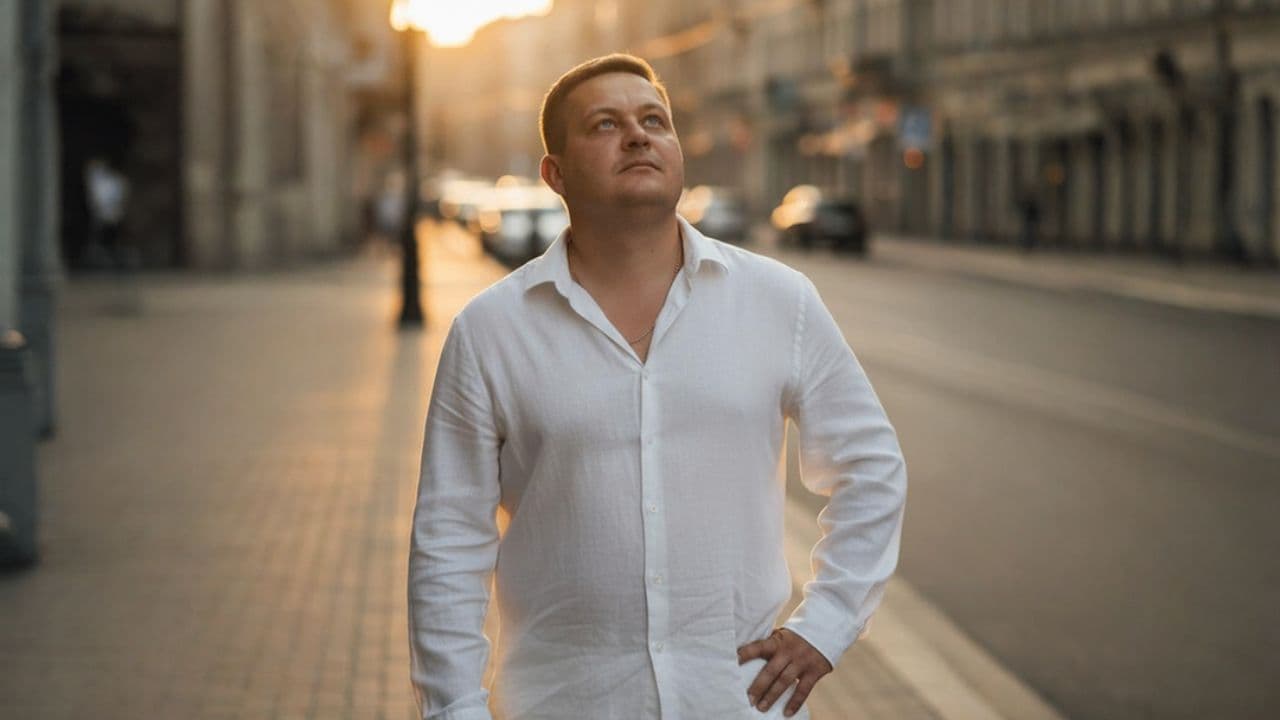 Человек в городе под открытым небом