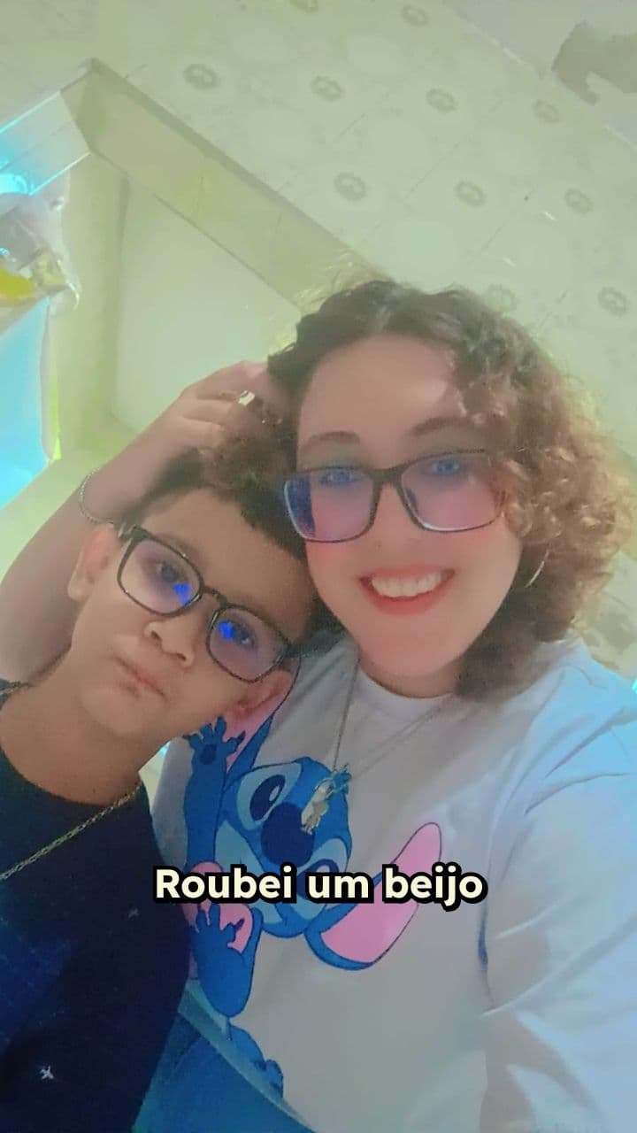 Um Beijo e um Sorriso Radiante