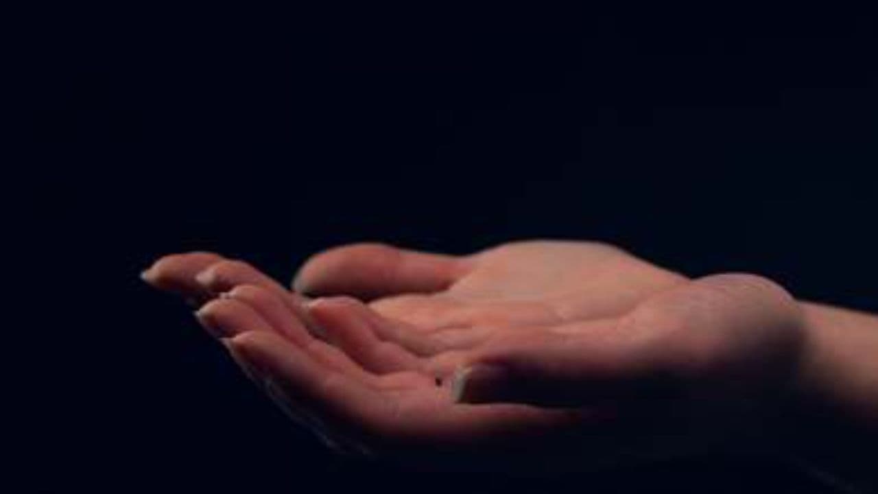 Entre tes mains, je me tais