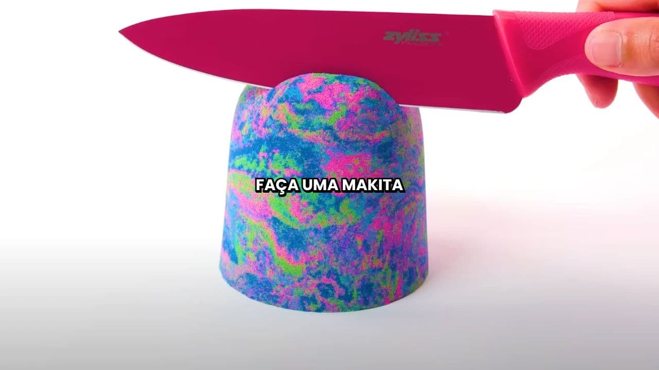 Makita Sorridente Caminhando na Rua