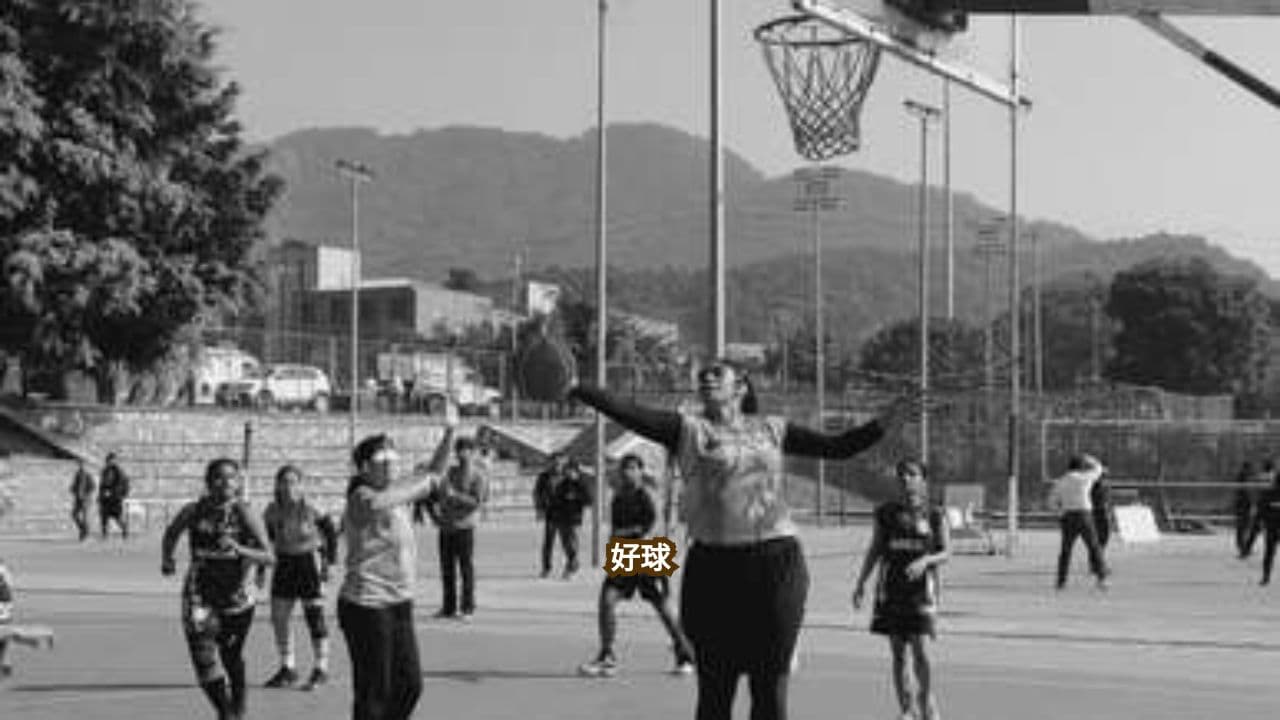 边路强行突破，中锋习惯性回撤