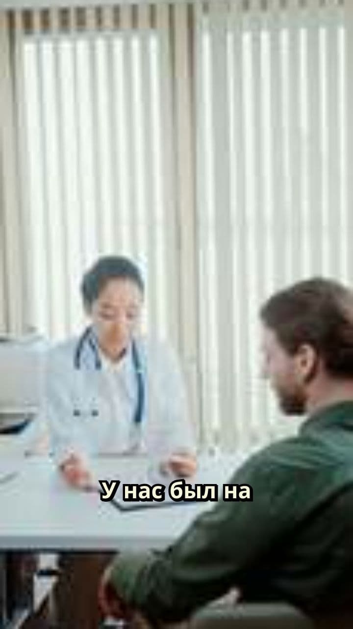 Мужчина заботится о здоровье партнерши