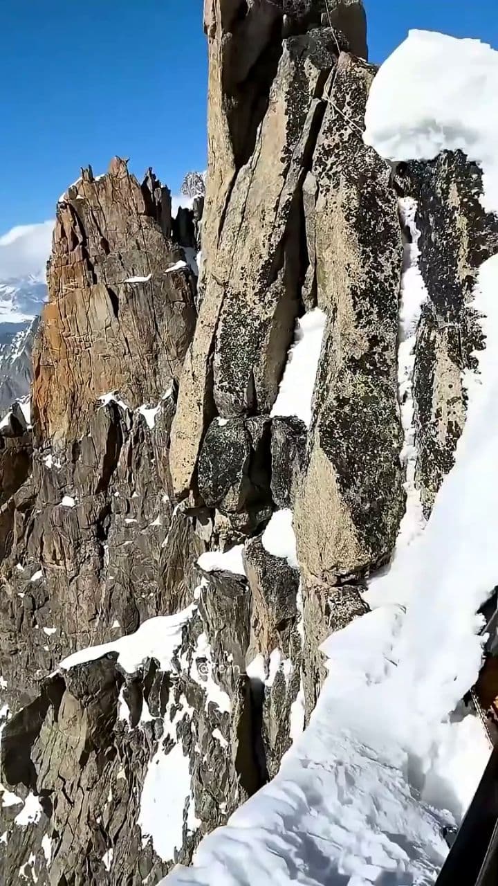 Alpine Emergency Shelter at Le Period