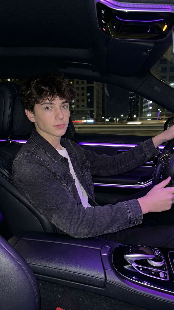 Noaptea gangsterului în mașina de lux